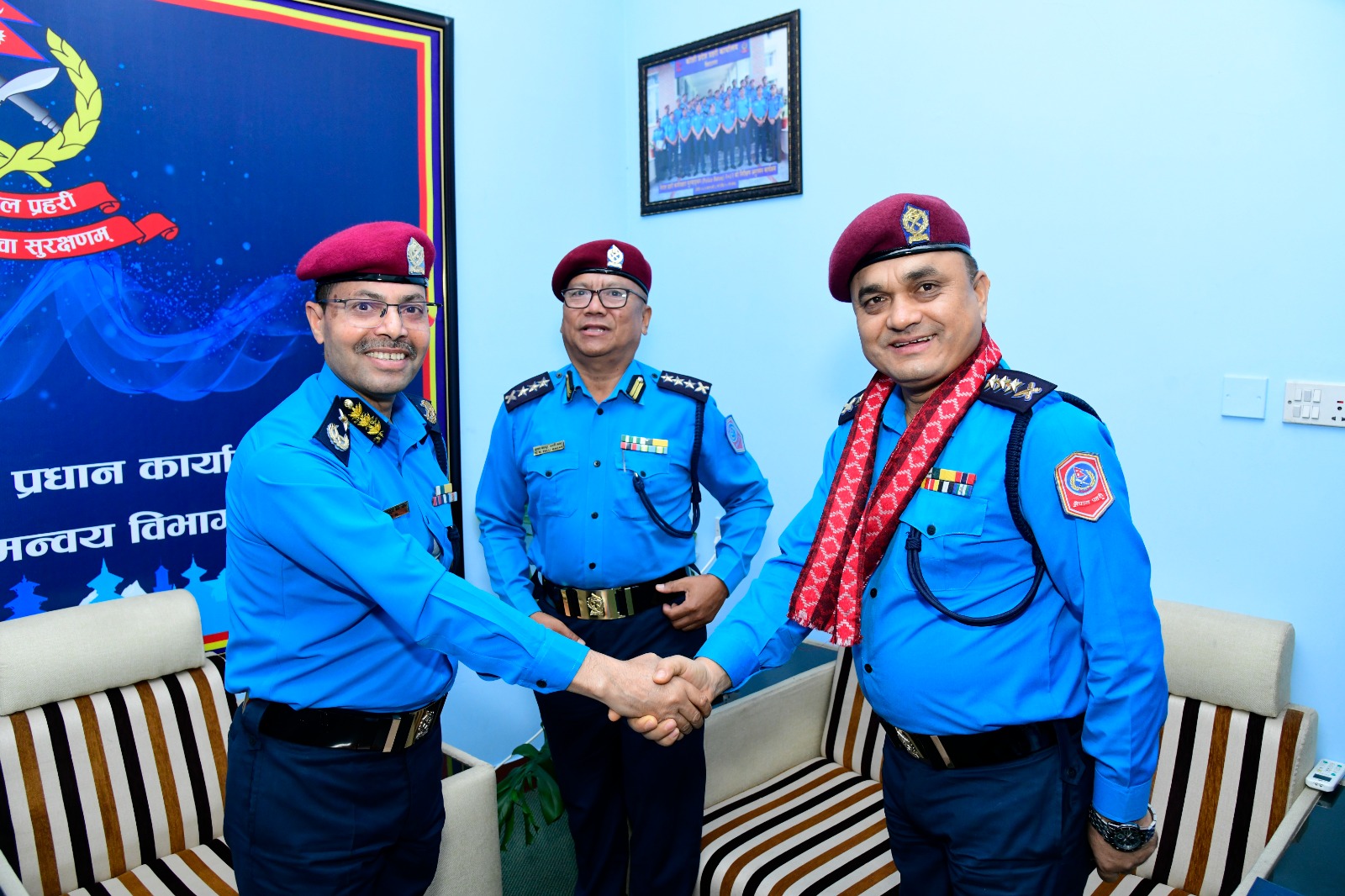 कोशी प्रदेश प्रहरी तालिम केन्द्रबाट सरुवा भई आउनु भएका प्र.व.उ. गोविन्द अधिकारीलाई स्वागत गर्नुहुँदै विभाग प्रमुख प्र.अ.म.नि. डम्बर बहादुर बि.क. ज्यू